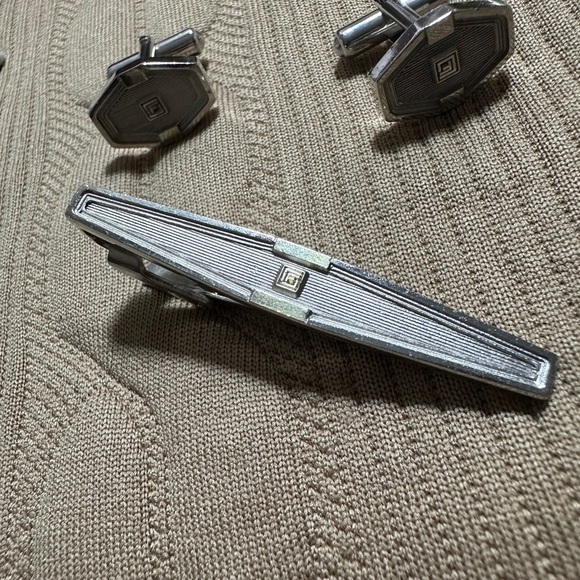 Elegant Silver Cufflinks and Tie Clip Set - Picture 5 of 11